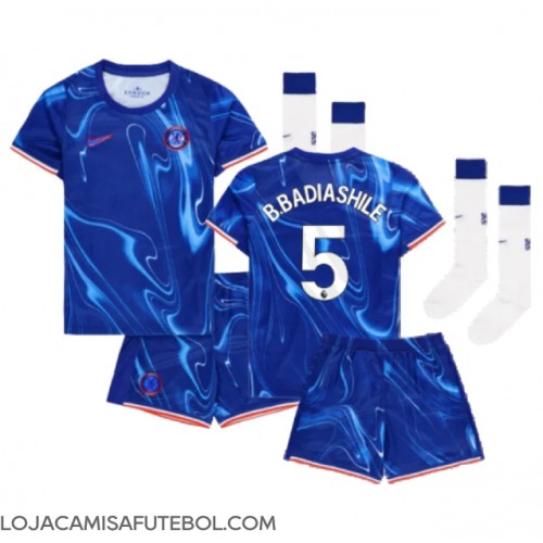 Camisa de Futebol Chelsea Benoit Badiashile #5 Equipamento Principal Infantil 2024-25 Manga Curta (+ Calças curtas)